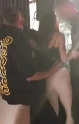 Finlandiya Başbakanı Sanna Marin'in başı dertte! Yeni görüntüleri ortaya çıktı: Bir erkekle sarmaş dolaş...