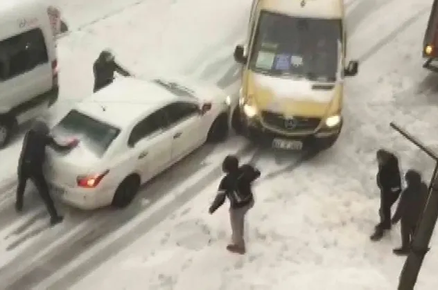 Son dakika: İstanbul Esenyurt'ta kar yağışı sebebi ile kayan yolcu minibüsü kaza yaptı! Kaza anı kamerada