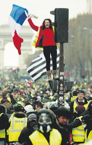 Fransa'da sokaklar karıştı! Paris'teki Şanzelize istilaya uğradı