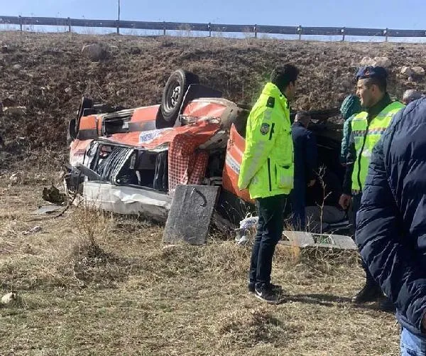 Kayseri'de feci kaza! Cenaze aracı şarampole devrildi: 2 ölü, 3 yaralı-2