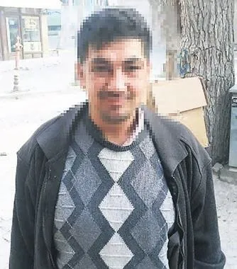 siirtte-fistik-deposunda-mide-bulandiran-goruntuler-boynuna-kadar-fistiklarin-icine-girdi-sigara-icti-yetkilil-1696282020851.jpeg Siirt'te fıstık deposunda mide bulandıran görüntüler! Boynuna kadar fıstıkların içine girdi sigara içti: Yetkililer olaya el attı-9