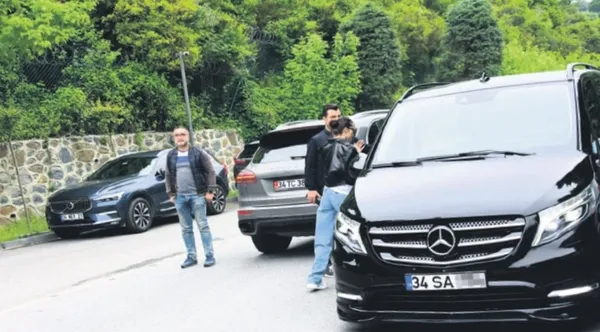 hande-ercele-sevgilisinden-aracla-oy-kullanmaya-geldi-1685303687816.jpeg Hande Erçel aynı hataya düşmedi: Erçel sevgilisi Hakan Sabancı’nın tahsis ettiği VİP aracıyla oy kullanmaya geldi!-4