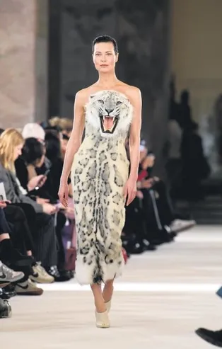 İtalyan moda devi Schiaparelli'nin son defilesindeki bir kıyafet, İzmirli Cemre Kazandıvatan’ın tasarımı çıktı
