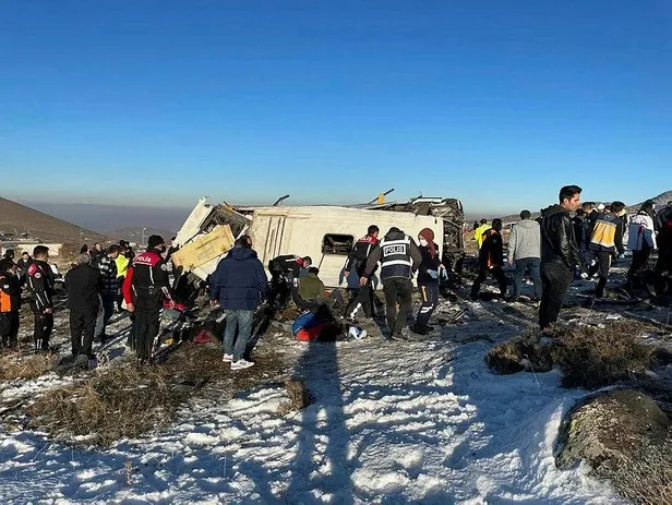 Son dakika: Kayseri'de feci kaza: Öğrencileri taşıyan midibüs devrildi! 2 ölü ve 20 yaralı-1