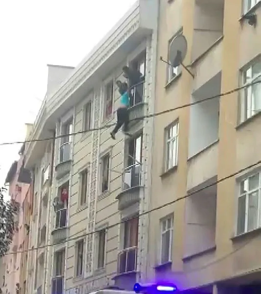 istanbul-bagcilarda-korku-dolu-anlar-percereden-sarkip-intihar-etmek-istedi-1610263905503.jpg İstanbul Bağcılar'da korku dolu anlar! Pencereden sarkıp intihar etmek istedi-2