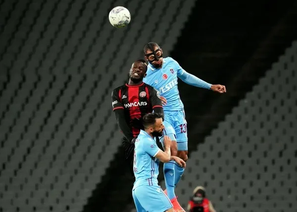 canli-son-sampiyona-istanbulda-soguk-dus-karagumruk-trabzonspor-1-4-1672254948481.jpeg Son şampiyona İstanbul'da soğuk duş! Karagümrük-Trabzonspor: 4-1-3