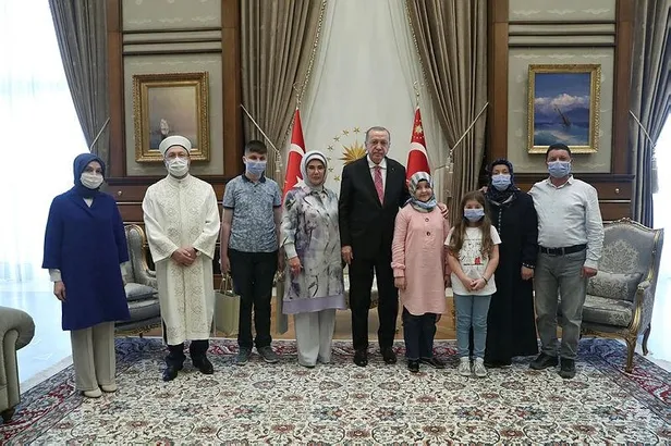 baskan-erdogan-gorme-engelli-hafiz-ravzanur-kocakeri-ziyaret-etti-1669486491108.jpeg Başkan Erdoğan, görme engelli hafız Ravzanur Koçaker'i ziyaret etti-3
