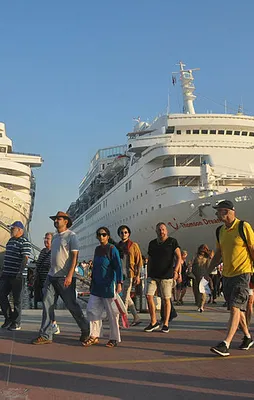 Kuşadası’na 3 gemiyle 3 bin 500 turist geldi