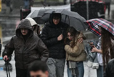 Nisan ortasında kış geri geldi: Kuvvetli yağış ve fırtına alarmı! Sıcaklıklar hızla düşüyor
