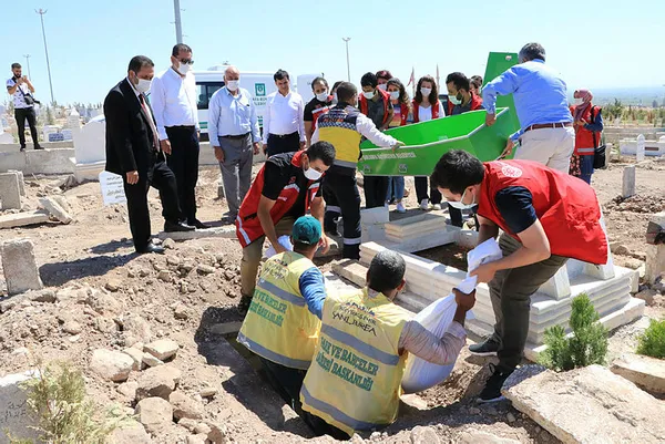 evlenmedigi-icin-babasinin-tinerle-yaktigi-13-yasindaki-amara-kimsesizler-mezarligina-defnedildi-1630925211251.jpg Evlenmediği için babasının tinerle yaktığı 13 yaşındaki Amara, kimsesizler mezarlığına defnedildi-5