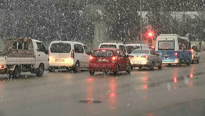 istanbul-icin-kar-yagisi-tarihi-aciklandi-herkes-kendini-siki-hazirlasin-okullar-her-an-tatil-edilebilir-1701860654506.jpg Okullar her an tatil edilebilir! Herkes kendini sıkı hazırlasın; İstanbul için kar yağışı tarihi açıklandı!-4