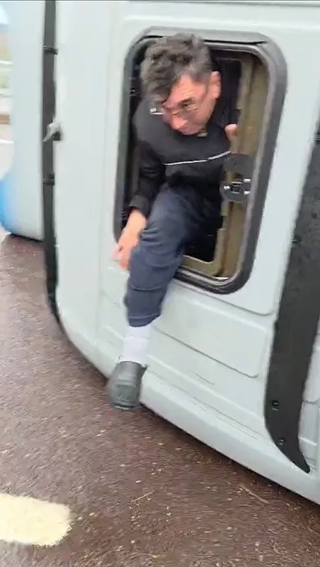 firtina-kuzey-marmarada-tir-devirdi-o-anlar-kamerada-1767880319557.jpeg Tırlardan birinin sürücüsü devrilen aracın kabininden böyle çıktı (İHA)