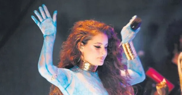 Atiye üçüncü kez anne oluyor! Karnı burnunda sahne aldı