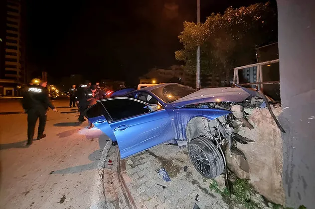 Adana'da polisten kaçan sürücü duvara çarptı