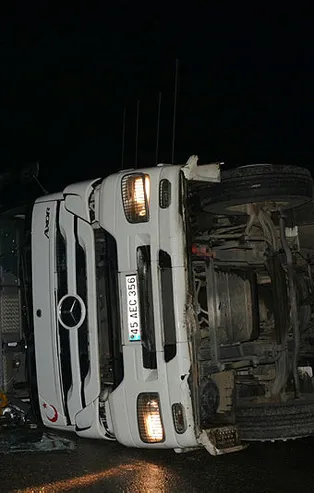 Manisa'da kontrolden çıkan tır devrildi