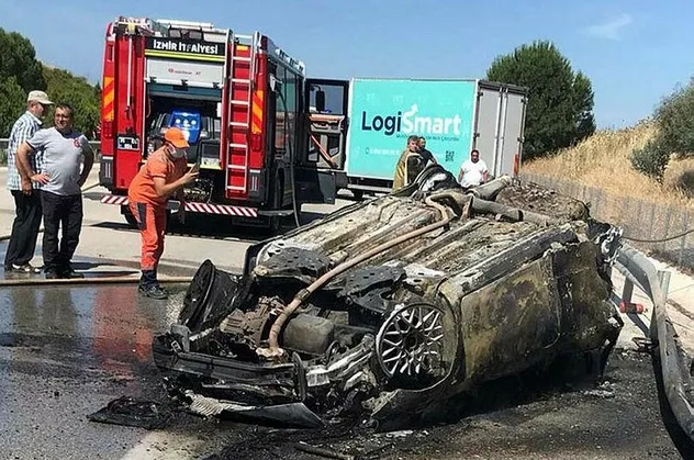 Son dakika: İzmir'de feci kaza: Alev alan otomobilde 2 kişi hayatını kaybetti!