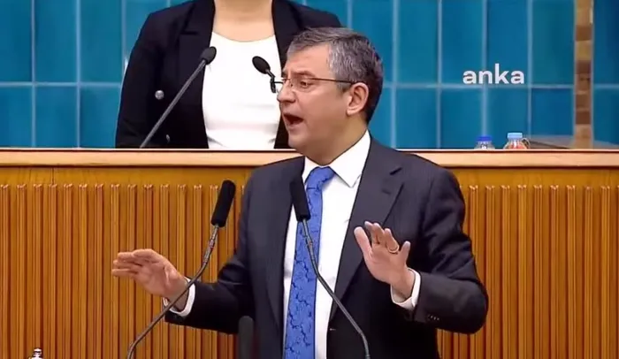 chpnin-emanetci-tavsani-ozgur-ozelden-hedep-ve-iyi-partiye-mavi-boncuk-bedava-traktor-vol-2-tadinda-vaatler-tu-1701171978079.jpeg CHP'nin emanetçi tavşanı Özgür Özel'den HEDEP ve İYİ Parti'ye mavi boncuk! 'Bedava traktör' vol 2 tadında vaatler tutulmayacak sözler-3