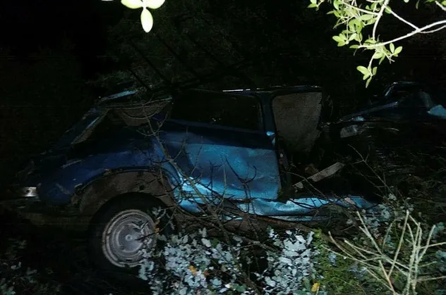 Manisa'da uçuruma yuvarlanan otomobilden atlayarak kurtuldular