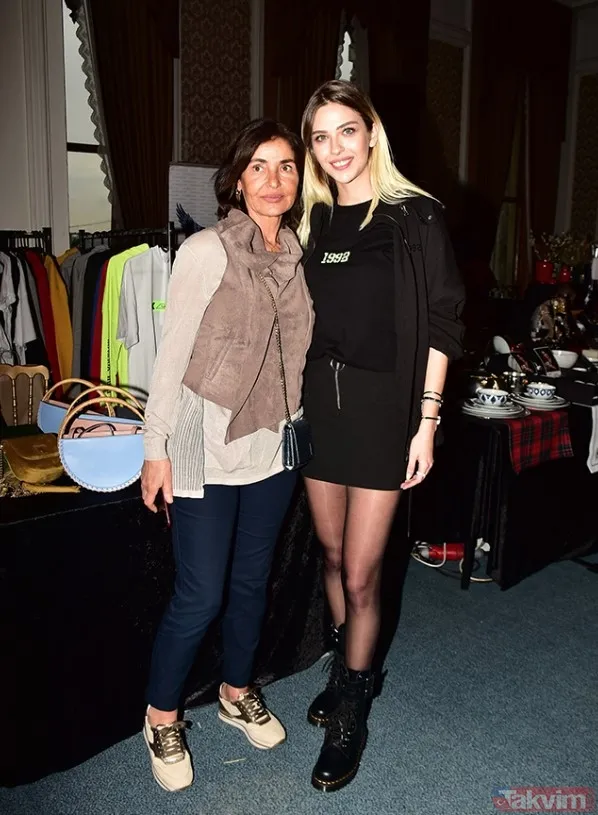 Dünürü Ve Çocuklarıyla 59. Yaşını Kutlayan Derya Tuna'nın Doğum Gününden Görüntüleri Biricik Gelini Yasemin Şefkatli Paylaştı.