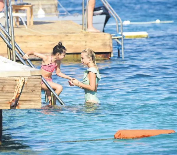 Ibrahim Tatlises In Kizi Elif Ada Ile Aysegul Yildiz Bodrum Da Deniz Keyfi Yapti Takvim