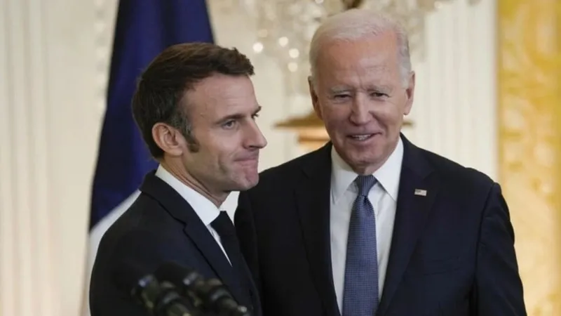 lubnan-basinindan-flas-iddia-biden-ve-macron-israil-hizbullah-arasindaki-ateskesi-ilan-edecek-1732562066815.jpeg Lübnan basınından flaş iddia! Biden ve Macron İsrail-Hizbullah arasındaki ateşkesi ilan edecek (AA)