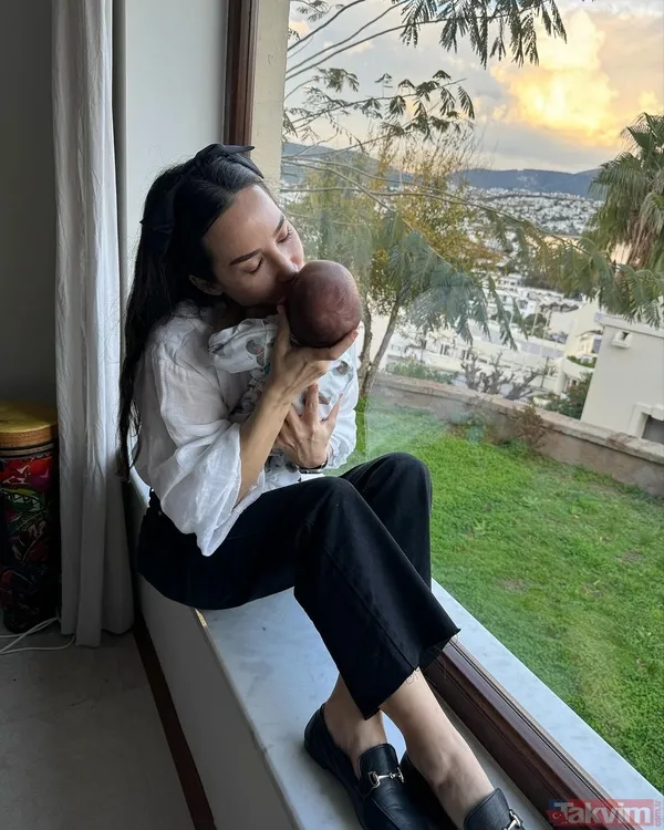 23 yıl sonra ikinci kez anne olan İpek Açar’dan minik oğluyla yepyeni paylaşım! Pencere kenarındaki anne-oğul pozu sosyal medyayı salladı - 7