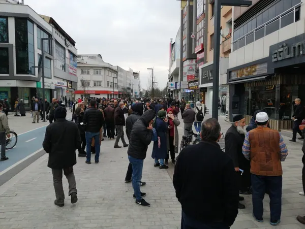 duzcede-korkutan-deprem-5-buyuklugundeki-deprem-panigi-kamerada-istanbulda-da-deprem-hissedildi-1637155449129.jpg SON DAKİKA DEPREM! Düzce'de korkutan deprem! 5 büyüklüğündeki deprem paniği kamerada! İstanbul'da da deprem hissedildi-4