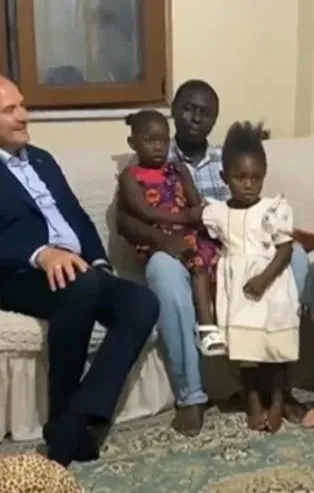 Bakan Soylu'dan metroda saldırıya uğrayan Senegalli aileye ziyaret