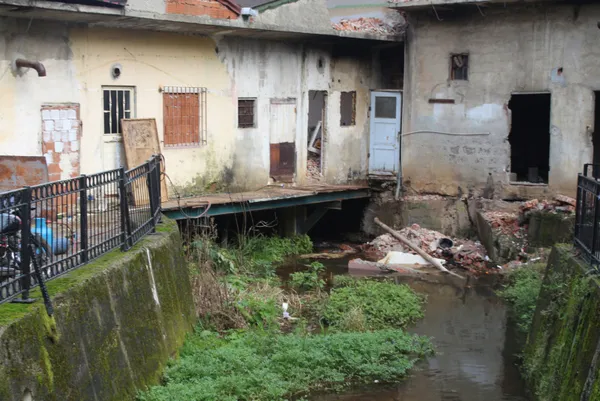 her-yil-birden-fazla-kisi-hayatini-kaybediyor-rizede-dere-yatagindaki-binalar-yikiliyor-1641801268009.jpg Her yıl birden fazla kişi hayatını kaybediyor! Rize'de dere yatağındaki binalar yıkılıyor-10