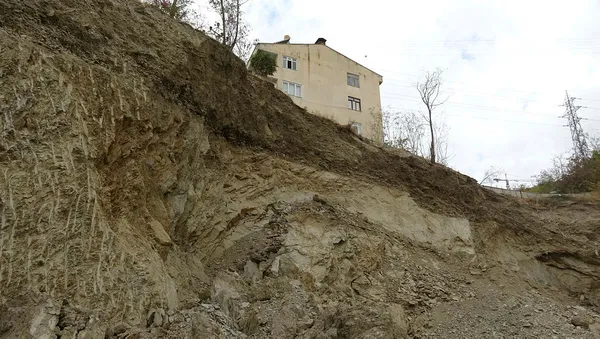 tokatta-iki-bina-cokme-riski-nedeniyle-bosaltildi-bina-sakinleri-iceri-girmeye-korkuyorlar-1604325431982.jpg Tokat'ta iki bina çökme riski nedeniyle boşaltıldı, bina sakinleri içeri girmeye korkuyorlar-4