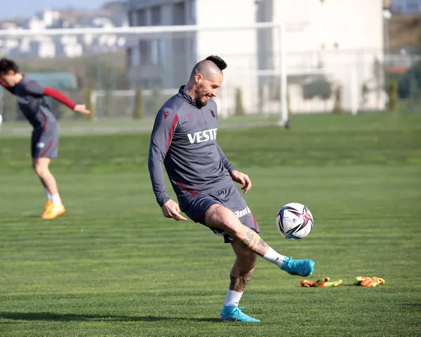trabzonspor-idmaninda-surpriz-misafir-ugurcan-cakir-15-yasindaki-oglu-kuzeyi-de-getirdi-1649104747407.jpg Trabzonspor idmanında sürpriz misafir! Uğurcan Çakır 1,5 yaşındaki oğlu Kuzey'i de getirdi-11