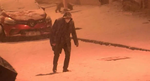 SON DAKİKA: Kağıthane'de sokaklar buz pistine döndü! Kaza anı kamerada-3