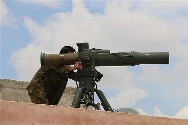Bu nasıl müttefiklik! Münbiç'teki YPG'li teröristlerin elinde ABD yapımı TOW tanksavar!