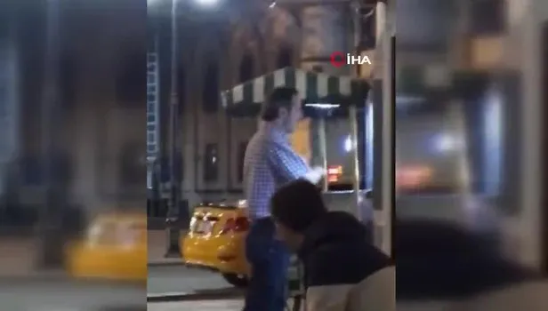 İstanbul'da şaşırtan görüntü! Dakikalarca ATM'yi dövdü