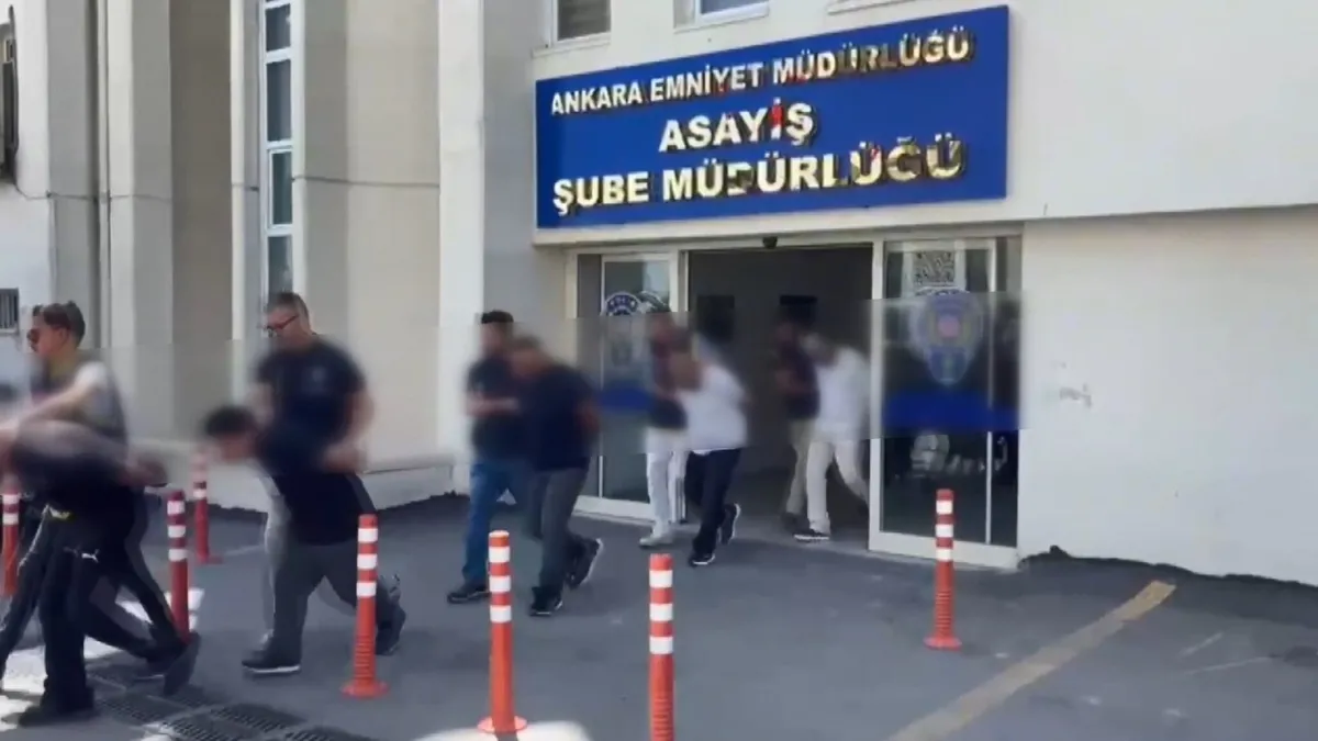 ankarada-degnekcilere-guven-sokagi-operasyonu-10-degnekciye-ev-hapsi-1786083184101.jpeg Ankara'da "değnekçi" operasyonu! Ters kelepçe ile aldılar: 10 şüpheliye ev hapsi-4