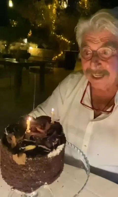 erdal-ozyagcilar-78-yasini-sosyal-medya-videosuyla-kutladi-1786005655980.jpg Erdal Özyağcılar 78 yaşına bastı: "Bir yıl daha gitti ömürden"-3