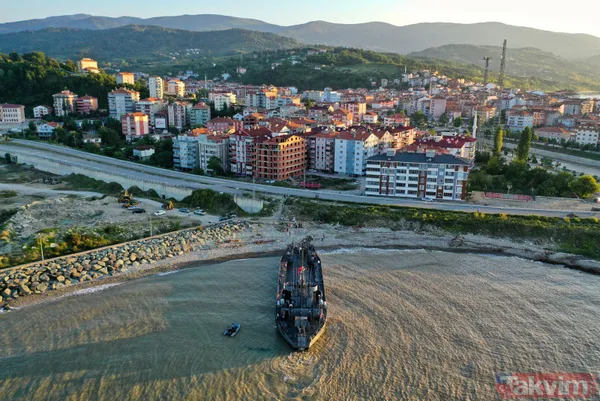 Türk bayraklarıyla karşılandı! İş makinelerini taşıyan Deniz Kuvvetleri Komutanlığı'na bağlı çıkarma gemisi Sinop'ta - 3