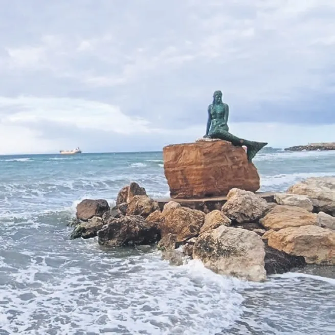 Tekirdağ’da su çekilince deniz kızı heykeli yeniden karaya çıktı!