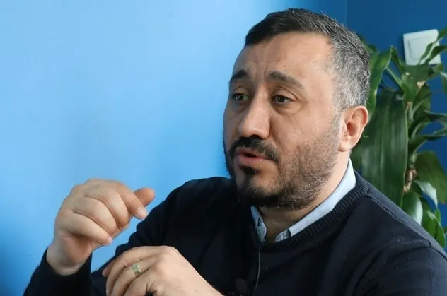 Üfürük anketçi Kemal Özkiraz’a Antalya Büyükşehir Belediyesi’nden araç kıyağı! Twitter'a attığı video ele verdi