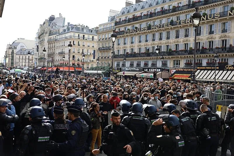 Fransa’da Bayrou’nun bütçe planına karşı protesto hareketi başladı. (AA)
