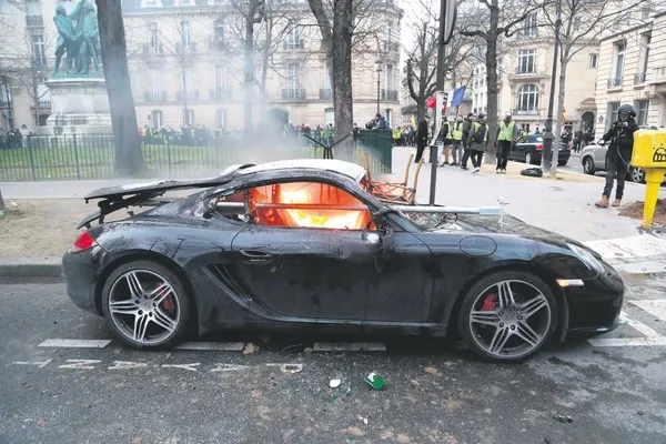 Sarı yelekliler Paris sokaklarında milyon dolarlık arabaları yaktı-1