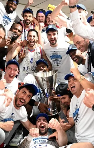 Euroleague şampiyonu Anadolu Efes Türkiye'de: "Söz vermiştik, yerine getirdik"