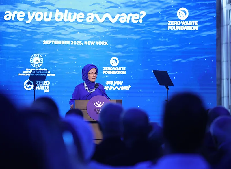 Emine Erdoğan'ın himayelerinde ʺDünya ortak evimizʺ sloganıyla başlatılan ve küreselleşen Sıfır Atık Hareketi ʺ8. Yılında 8 Milyar İnsan İçinʺ sloganıyla devam ediyor