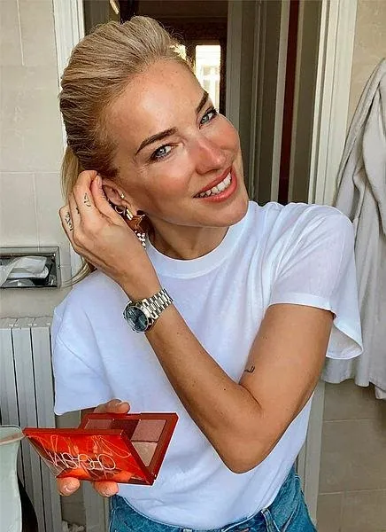 burcu-esmersoydan-ilginc-aciklamalar-sevgilisiyle-ask-dolu-pozlar-veren-guzel-yildiz-ona-teslimim-1640459774201.jpeg Burcu Esmersoy'dan ilginç açıklamalar! Sevgilisiyle aşk dolu pozlar veren güzel yıldız "Ona teslimim nereye ..."-4