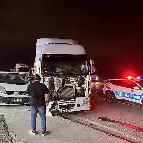 Kontrolden çıkan TIR 4 araca çarptı!