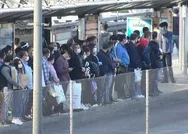 İstanbulda metrobüs ve tramvay seferleri yetersiz kaldı! Duraklarda sosyal mesafe hiçe sayıldı