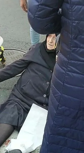 Son dakika: İETT otobüsü Sarıyer'de yaşlı kadına çarptı! Bacağı ezilen yaşlı kadın ambulansla hastaneye kaldırıldı-3