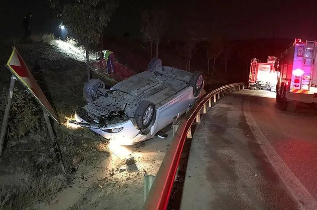 İstanbul Pendik'te takla atan otomobilden çıkanların ilk derdi uyuşturucu maddeyi saklamak oldu