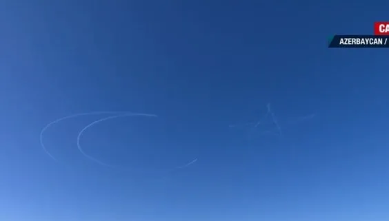 Akrobasi timleri ay yıldızlı bayrağı Bakü semalarına çizdiler
