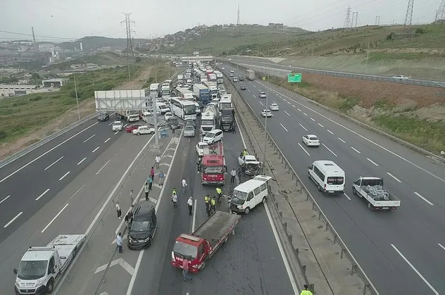 Son dakika: TEM’de zincirleme kaza! Trafik durdu…